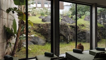 Couples treatment room(s), sauna, hot tub, steam room