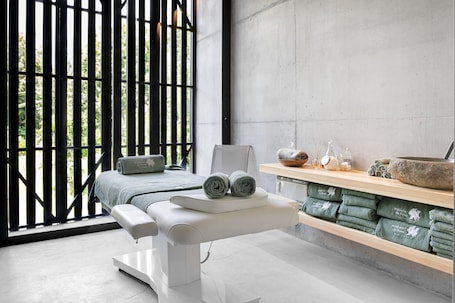 Salas de tratamiento para parejas, un sauna, baño turco