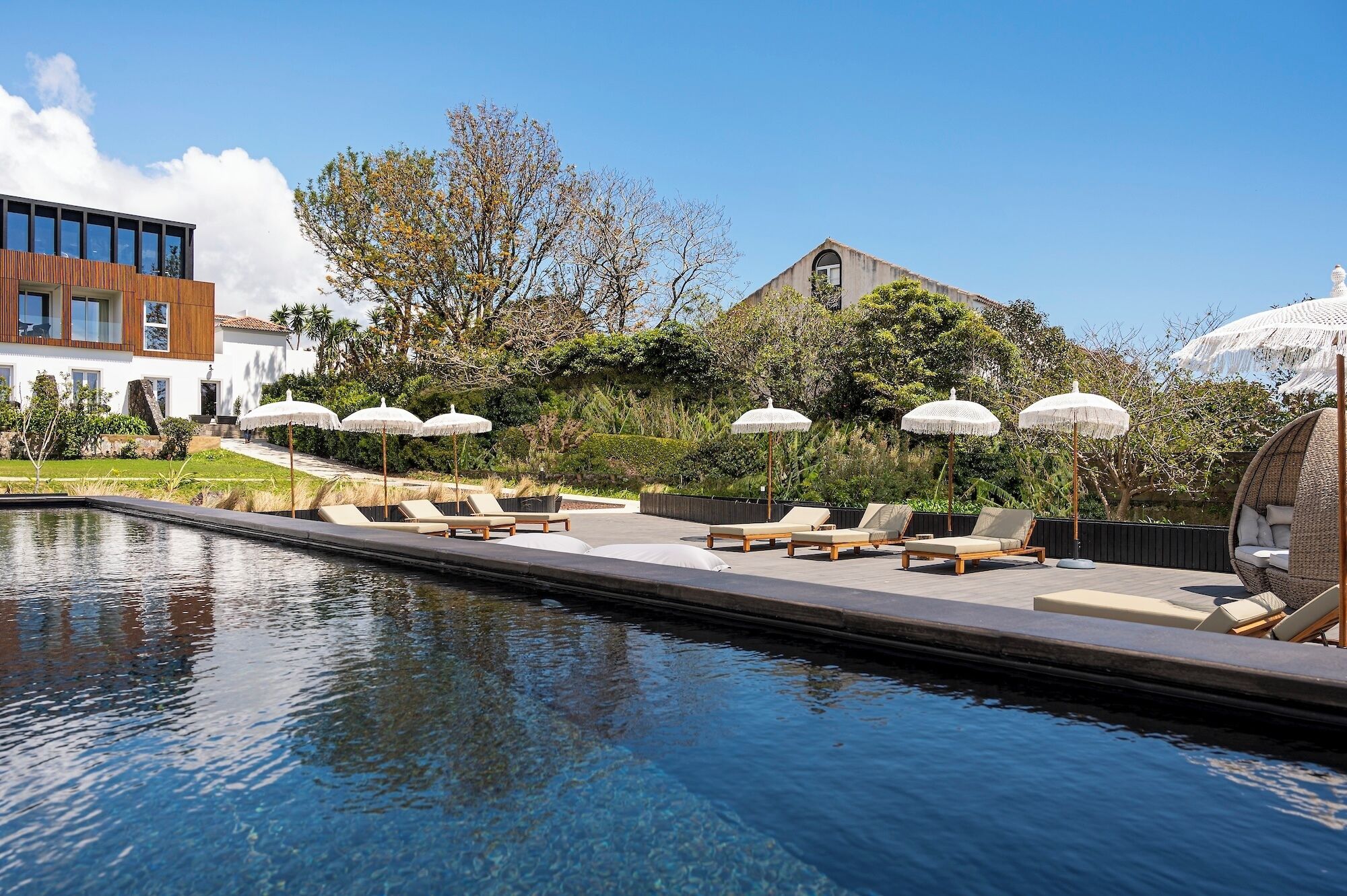 室外泳池；08:00 至 20:00 開放；泳池傘、躺椅