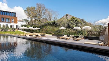 Piscine extérieure, parasols de plage, chaises longues
