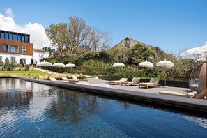 Piscina all'aperto, ombrelloni da piscina, lettini