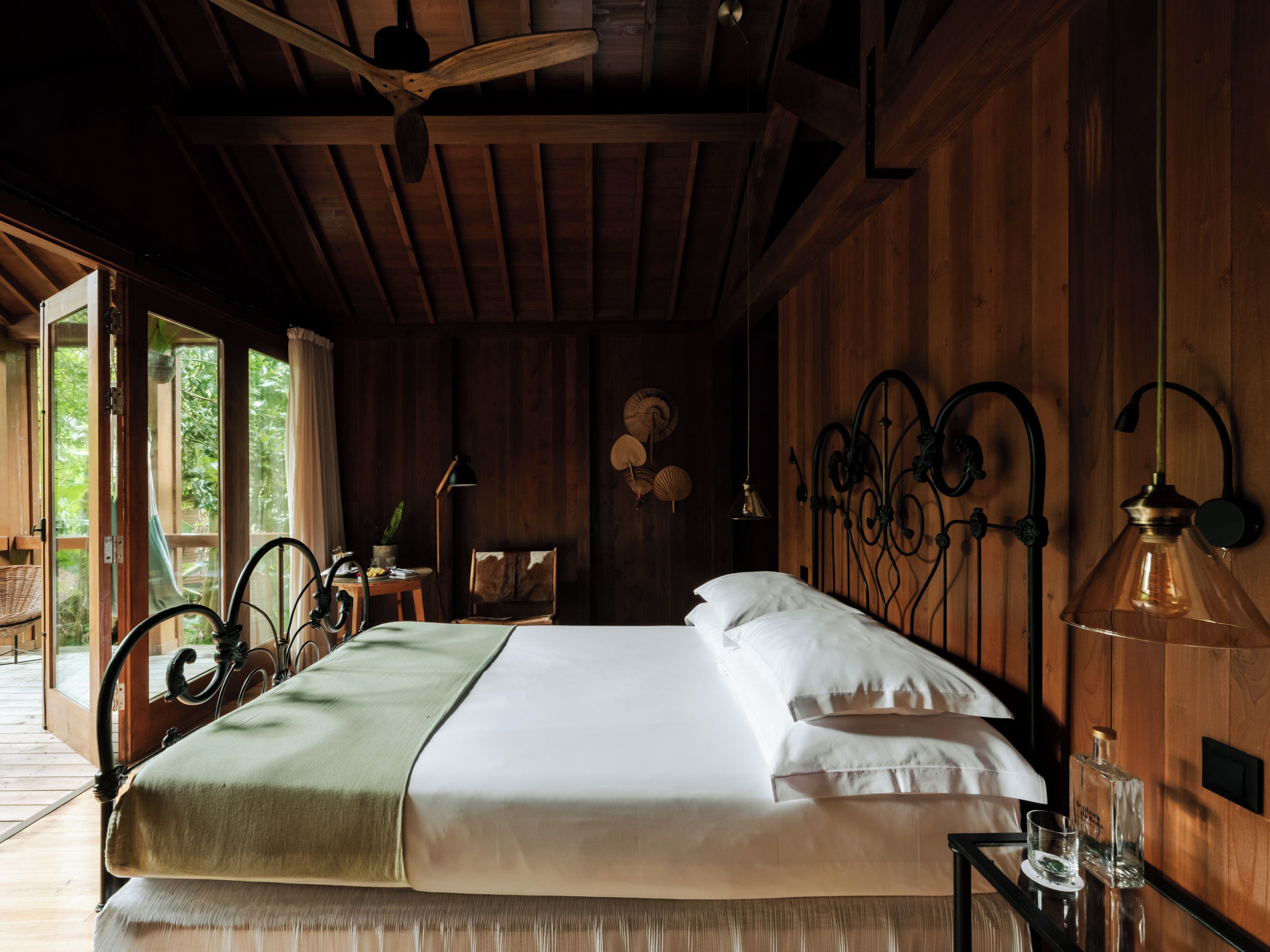 Loft exclusivo | Ropa de cama de alta calidad, camas con efecto memoria y minibar 