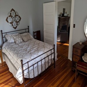 2 bedrooms, iron/ironing board, free WiFi, bed sheets - Quiet Acres Farmhouse at Fine Family Farm (Denton)