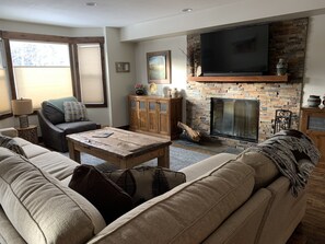 Een televisie en een open haard