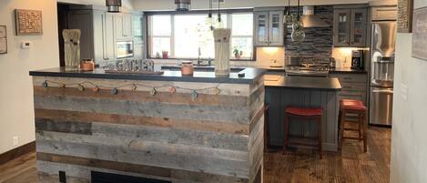 Microwave, dishwasher, coffee/tea maker, cookware/dishes/utensils