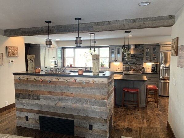 Microondas, lavavajillas, cafetera y tetera y utensilios de cocina