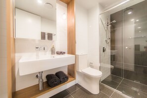 City Apartment | Bathroom | Shower, free toiletries, hair dryer, towels