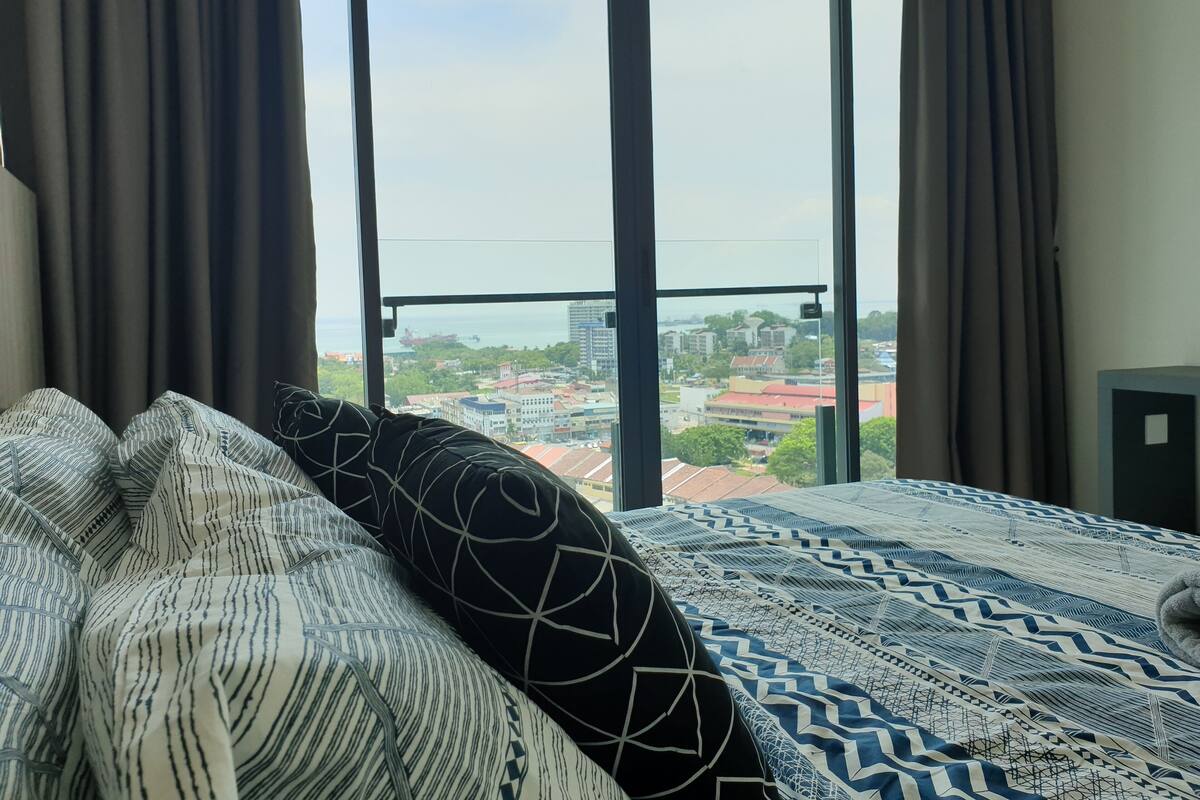 Tirai kedap cahaya, setrika/meja setrika, Wi-Fi gratis, dan seprai linen
