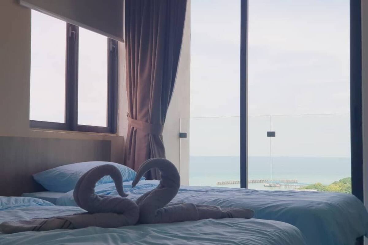 Tirai kedap cahaya, setrika/meja setrika, Wi-Fi gratis, dan seprai linen