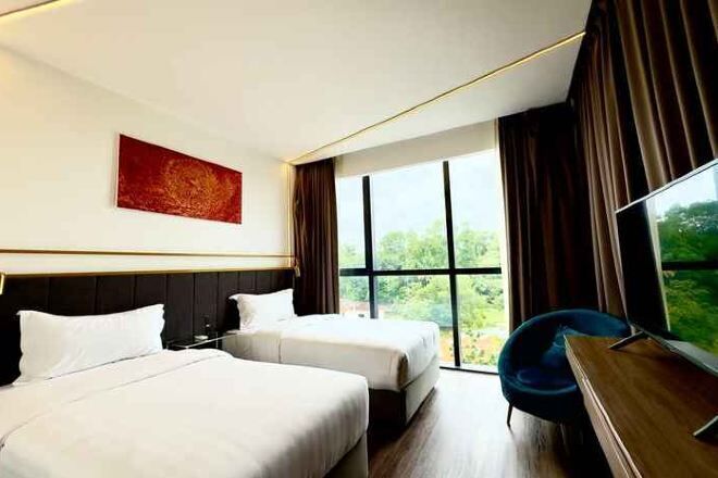 Premium bedding, in-room safe, desk, laptop workspace
