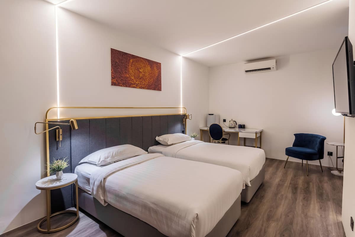 Premium bedding, in-room safe, desk, laptop workspace