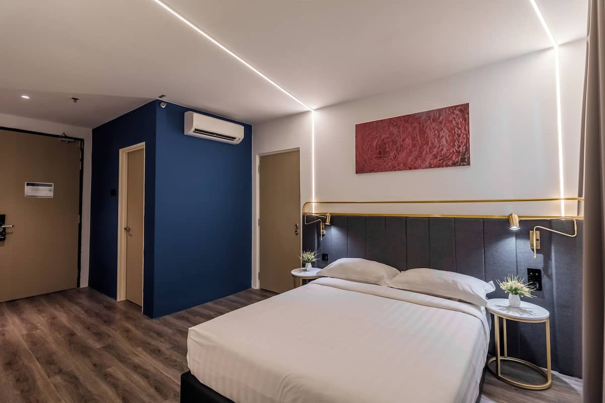 Kozi Queen Limited View | Premium bedding, in-room safe, desk, laptop workspace