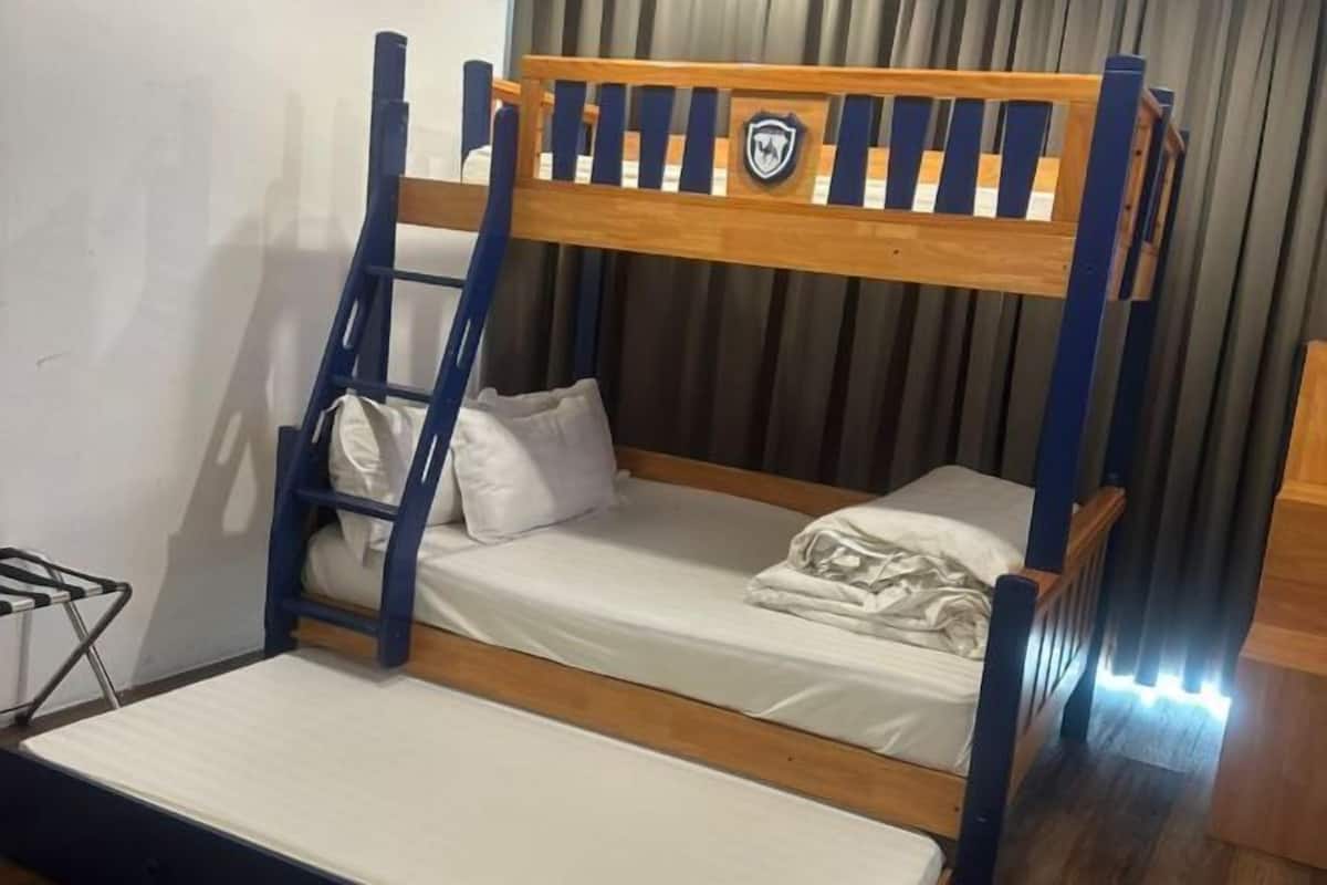 Luxe beddengoed, een kluis op de kamer, een bureau, een laptopwerkplek