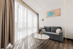 Comfort Room | Living room | 40-inch LED TV with cable channels, TV