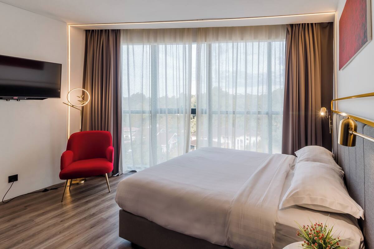 Kamar Superior, 1 Tempat Tidur Queen (Regatta) | Seprai premium, brankas, meja kerja, dan ruang kerja ramah laptop