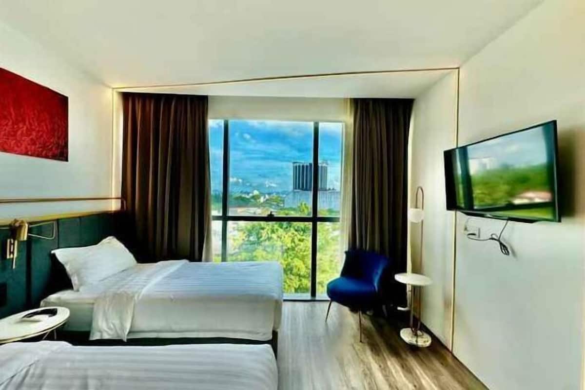 Premium bedding, in-room safe, desk, laptop workspace