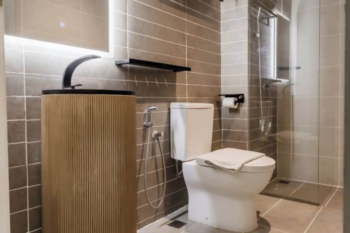 Salle de bain | Douche, séchoir à cheveux, bidet, serviettes fournies