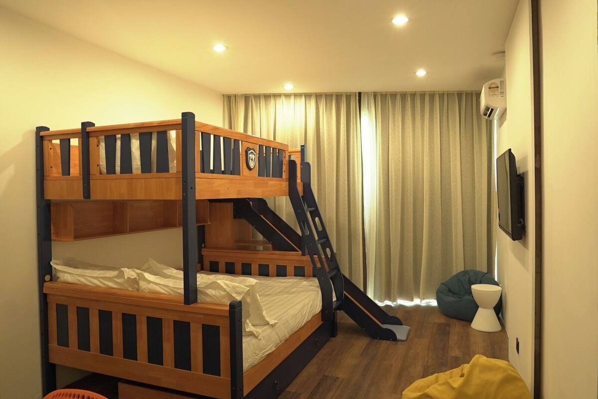 Kamar Keluarga, 1 kamar tidur (Rentap) | Seprai premium, brankas, meja kerja, dan ruang kerja ramah laptop