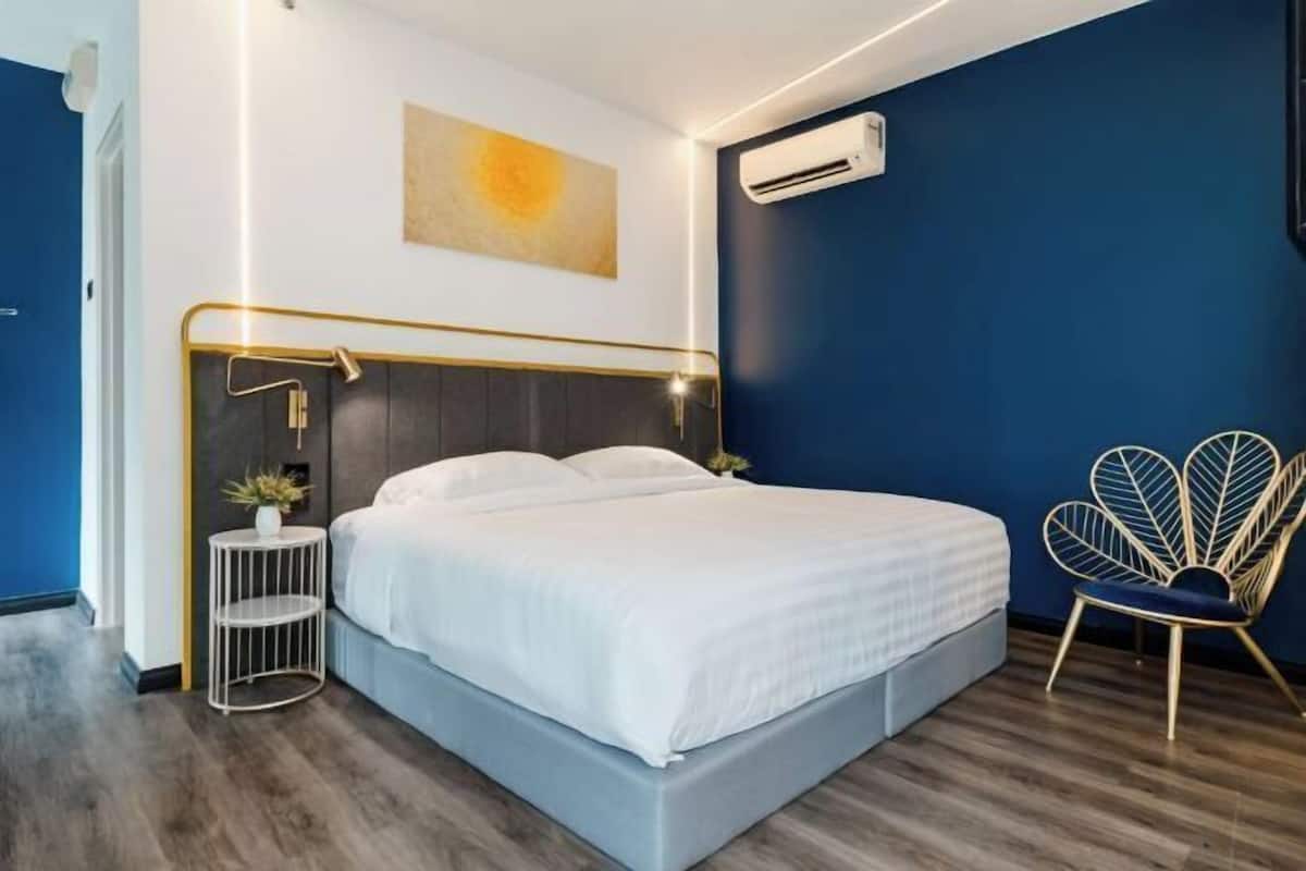 Luxe beddengoed, een kluis op de kamer, een bureau, een laptopwerkplek