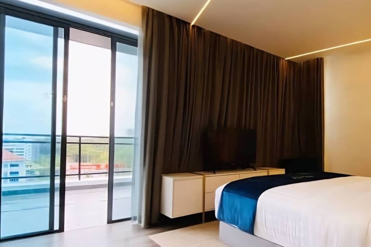 Kamar Deluks | Seprai premium, brankas, meja kerja, dan ruang kerja ramah laptop