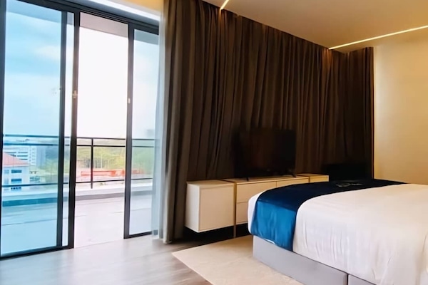 Deluxe Room | Premium bedding, in-room safe, desk, laptop workspace