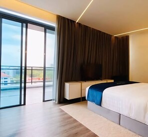 Deluxe Room | Premium bedding, in-room safe, desk, laptop workspace
