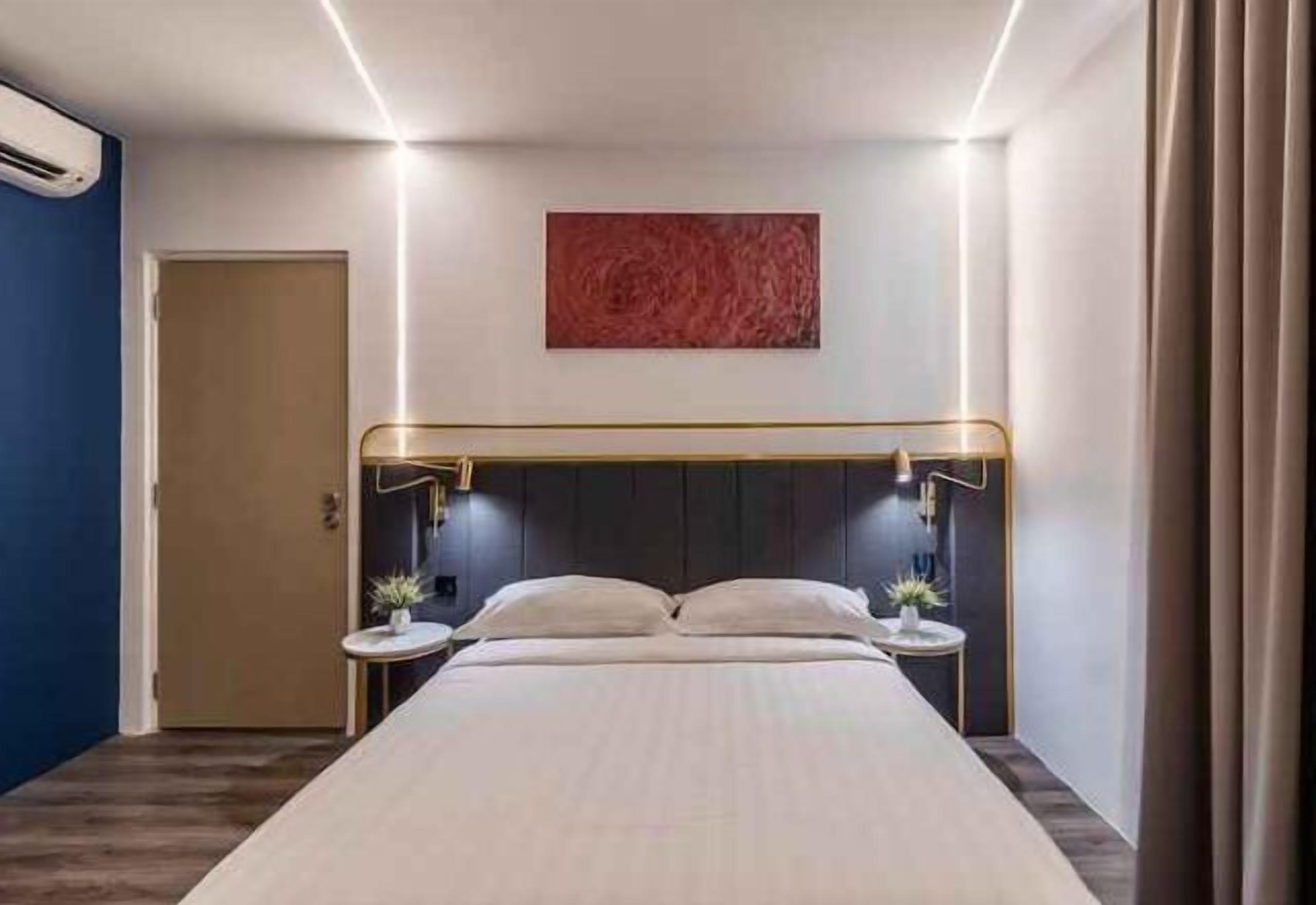 Premium bedding, in-room safe, desk, laptop workspace