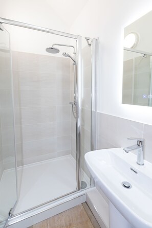 Småhus – standard, eget bad, bakgårdsutsikt (Premium three bedroom) | Bad