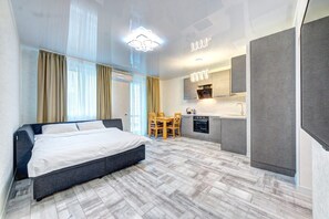 Studio Luxury | Desk, blackout curtains, soundproofing, iron/ironing board - Apartment Voskresenska 18 (Kyiv)