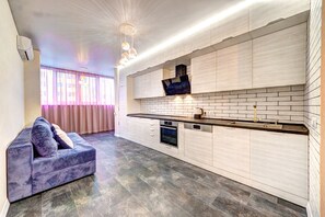 Luxury-Apartment | Eigene Küche | Großer Kühlschrank, Ofen, Herdplatte, Kochgeschirr/Geschirr/Besteck