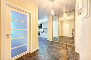 Luxury Apartment | Desk, blackout curtains, soundproofing, iron/ironing board - Apartment Voskresenska 18 (Kyiv)