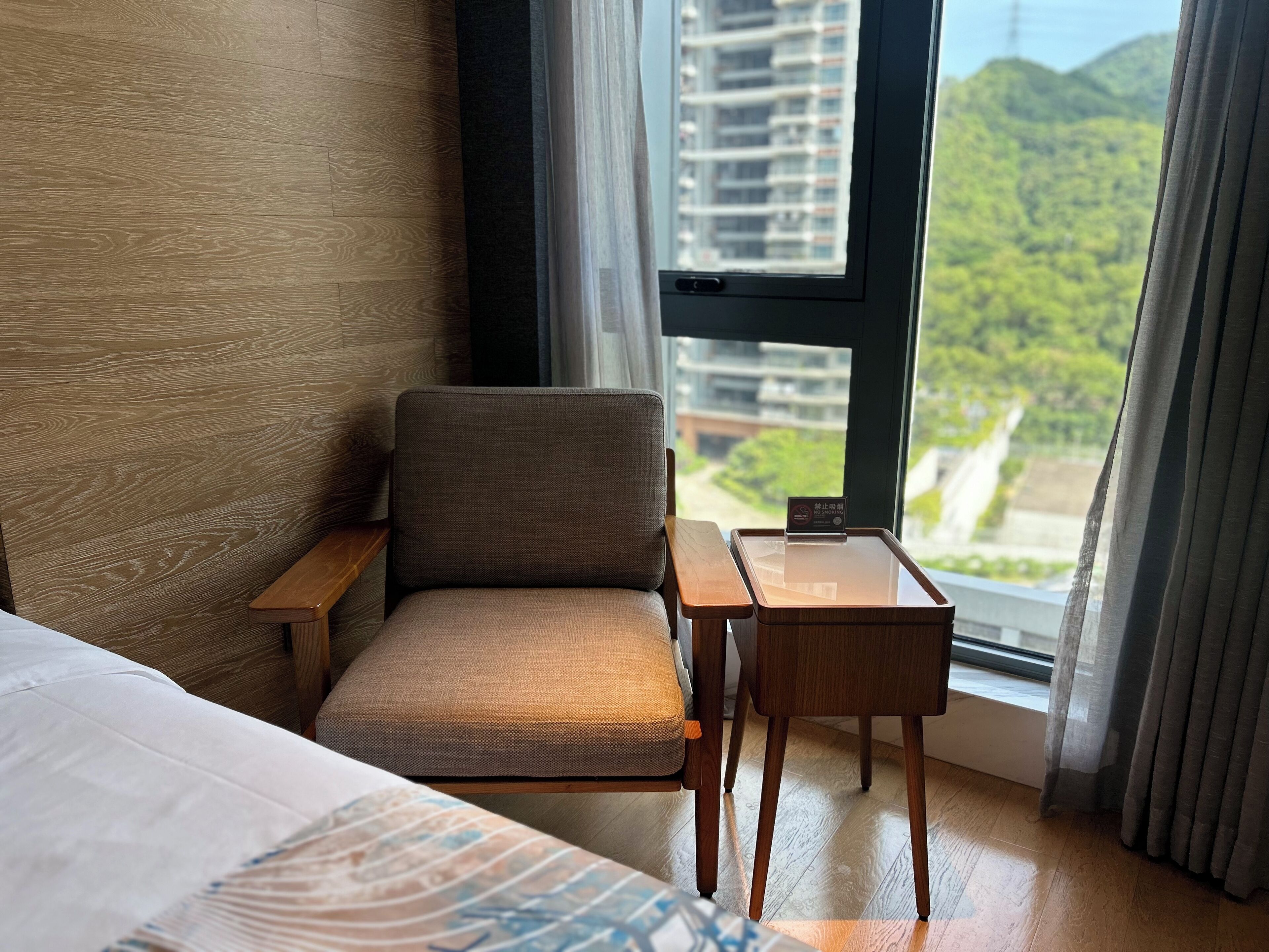 セーフティボックス (室内)、デスク、遮光カーテン、防音設備