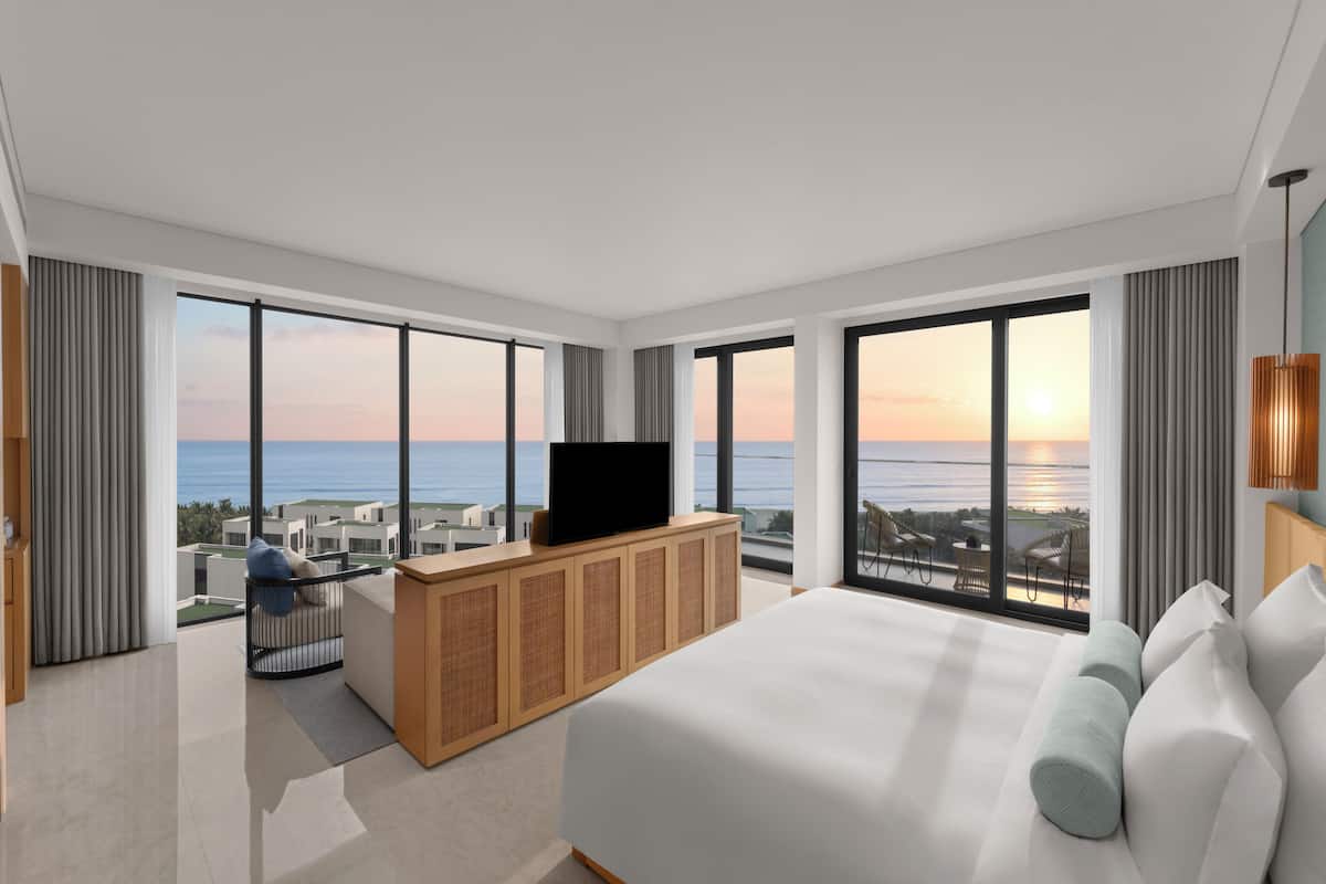 Suite, 1 cama King size, vista al océano, en esquina | 1 habitación, minibar, caja de seguridad en la habitación y escritorio