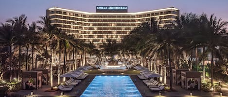4 outdoor pools, pool umbrellas, pool loungers