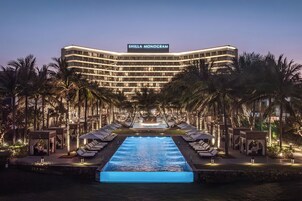 4 outdoor pools, pool umbrellas, sun loungers