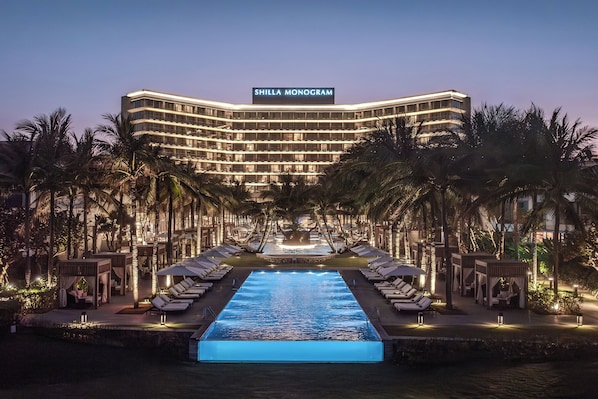 4 outdoor pools, pool umbrellas, sun loungers