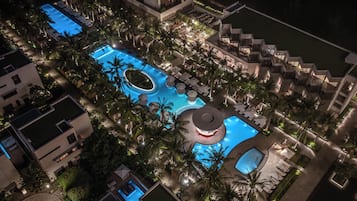 4 kolam renang outdoor, dengan payung kolam renang dan kursi berjemur
