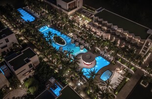 4 piscinas al aire libre, sombrillas, sillones reclinables de piscina