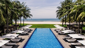4 outdoor pools, pool umbrellas, sun loungers