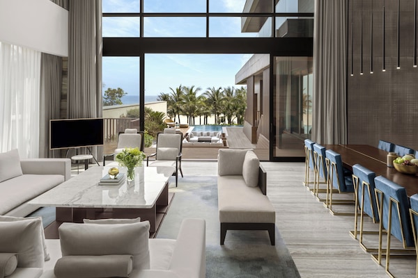 Vila superluxo, 4 quartos (Beachfront) | Sala de estar | Smart TV 32 polegadas com canais a cabo, TV, brinquedos