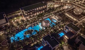 4 outdoor pools, open 7:00 AM to 10:00 PM, pool umbrellas, sun loungers - Shilla Monogram Danang (Da Nang City)