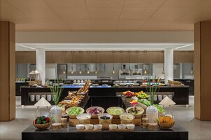 Una mesa de buffet con diversos alimentos y tazones.