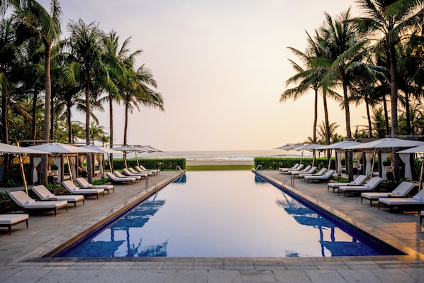 4 outdoor pools, pool umbrellas, pool loungers