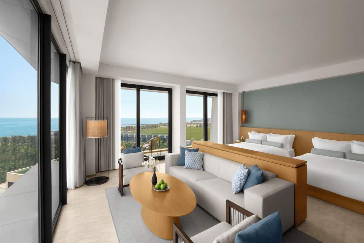 Suite, 2 camas Queen size, vista al océano, en esquina | 1 habitación, minibar, caja de seguridad en la habitación y escritorio