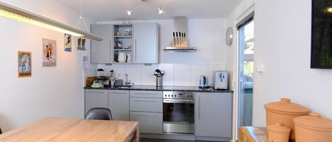 Refrigerador, horno, lavavajillas y utensilios de cocina