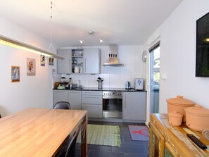 Refrigerador, horno, lavavajillas y utensilios de cocina 