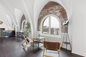 Exclusive-Loft, Mehrere Betten, eigenes Bad, Stadtblick | Wohnbereich | 55-Zoll-Flachbildfernseher mit Digitalempfang, LED-Fernseher, Netflix