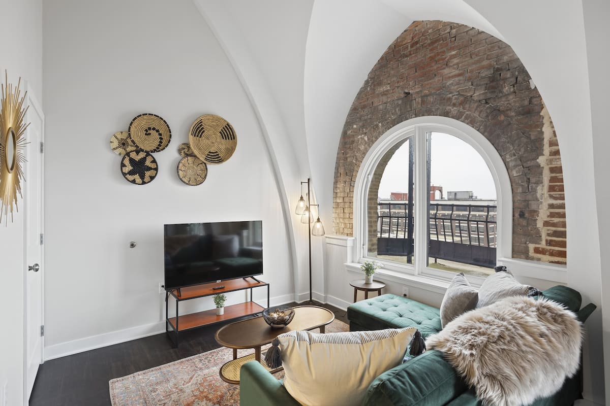 Loft exclusivo, varias camas, baño privado, vista a la ciudad | Área de sala de estar | Televisión LED, Netflix y servicios de streaming 