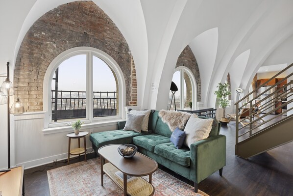 Exclusive-Loft, Mehrere Betten, eigenes Bad, Stadtblick | Wohnbereich | 55-Zoll-Flachbildfernseher mit Digitalempfang, LED-Fernseher, Netflix