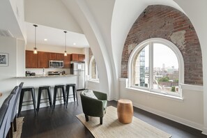 Luxury-Loft, Mehrere Betten, eigenes Bad, Stadtblick | Wohnbereich | 55-Zoll-Flachbildfernseher mit Digitalempfang, LED-Fernseher, Netflix
